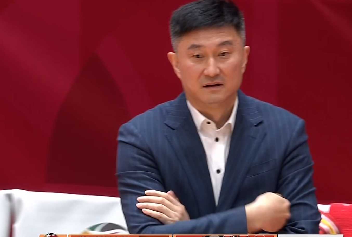 开云-CBA惨案!广东狂输上海40分,杜锋被钉耻辱柱,徐杰胡明轩16中1